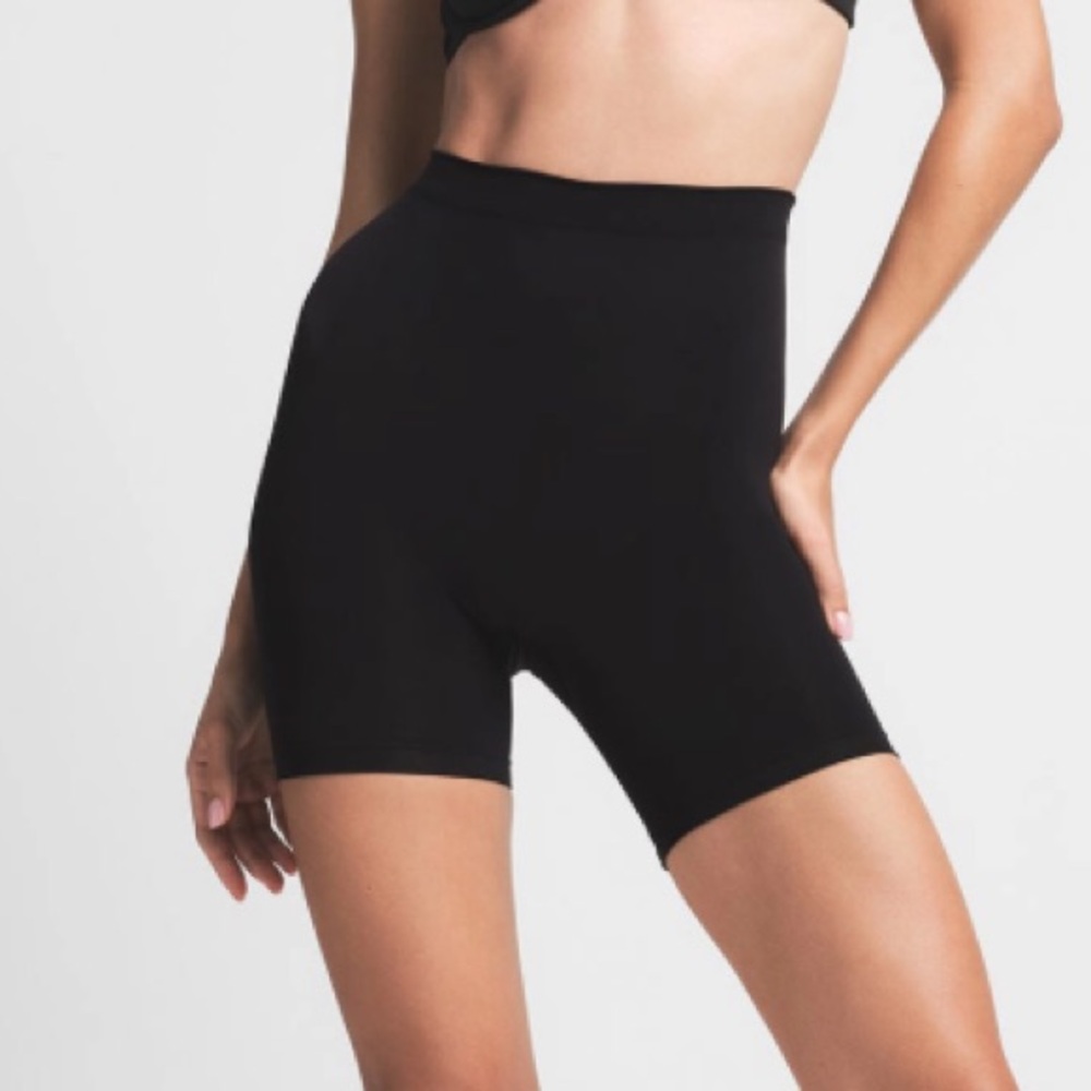 SKIMS SEAMLESS SCULPT MID THIGH SHORT (XXS/XS) (color:ONYX)